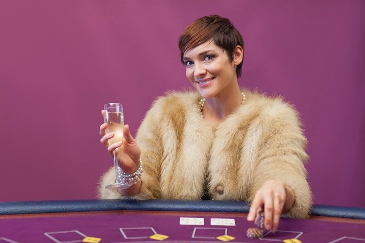 AduQ betting round showing player hand, community cards, pot value, and in-game balance on live sd