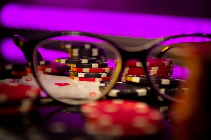 Texas Hold'em Bonus live studio table with dealer and card layout