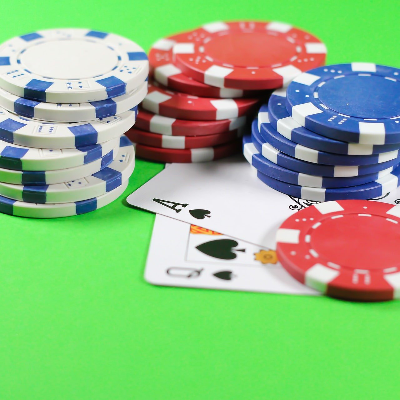 Mobile app interface showing Texas Hold'em Bonus payout table and betting buttons